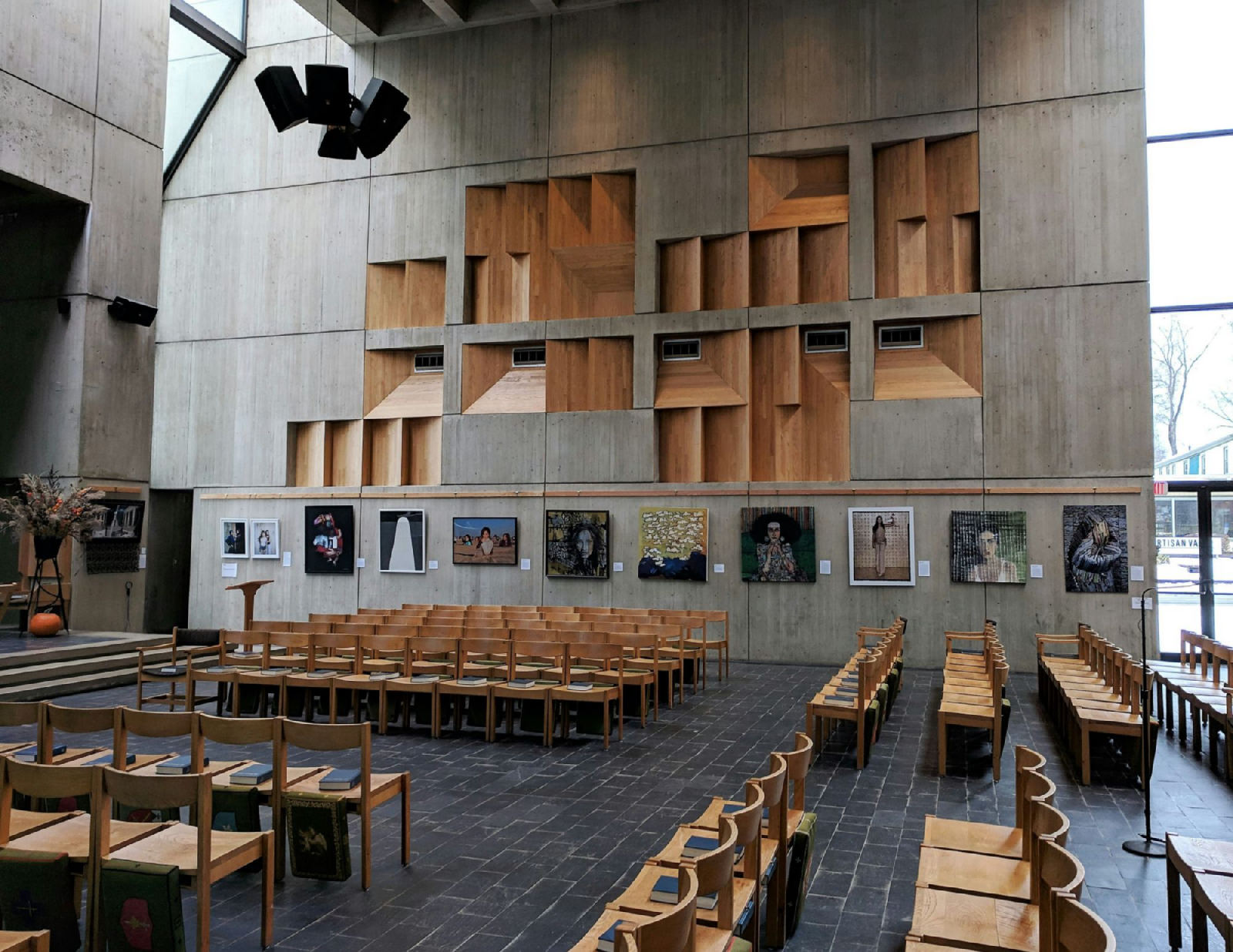 Auditorium contemporain à boiseries chaudes pour une convention