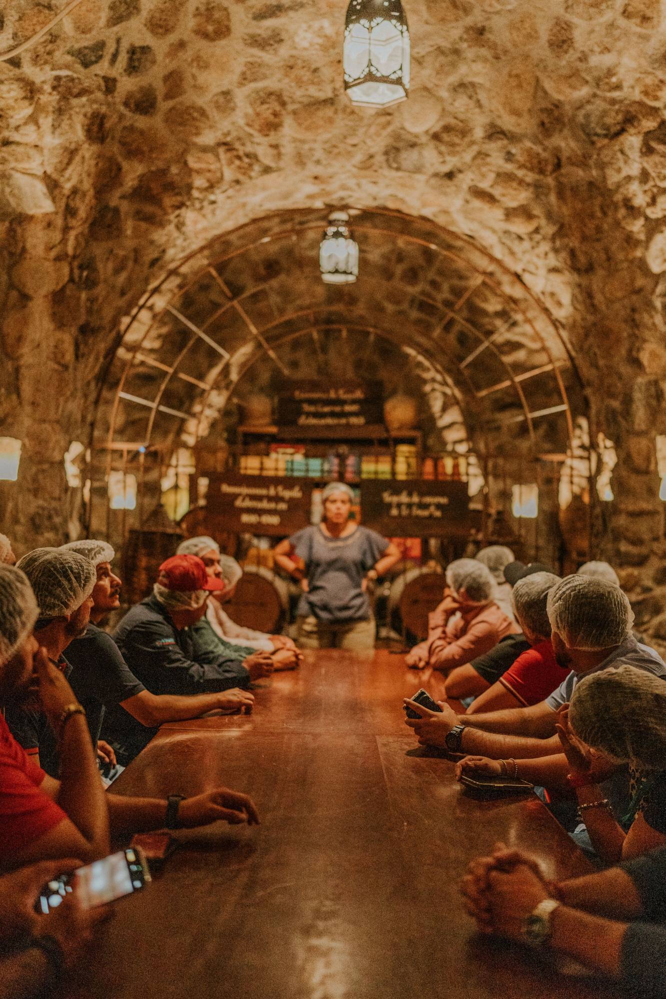 Groupe réuni pour un team building et un banquet en cave voûtée en pierre