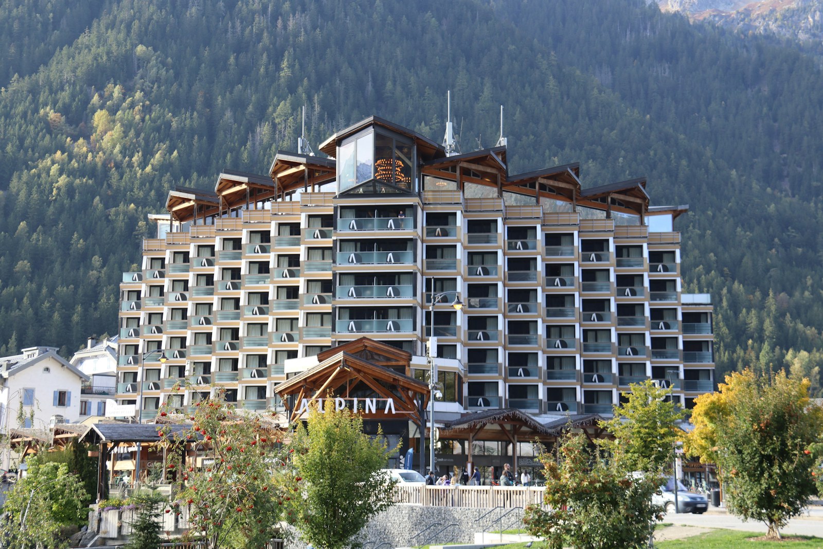 Hôtel contemporain au pied des montagnes
