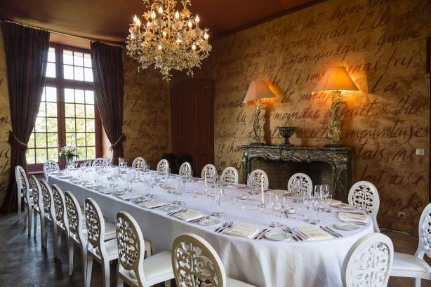 Dîner de gala d'entreprise sous lustre au Château de Fère