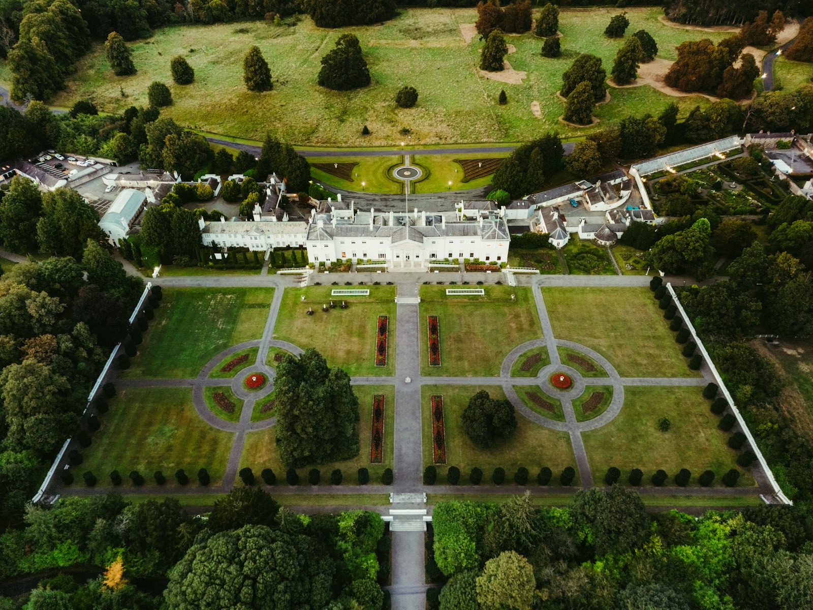 Domaine élégant entouré de jardins