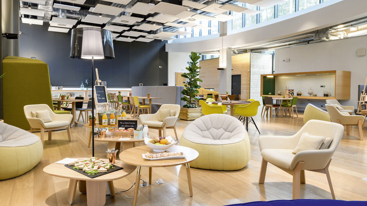 Espace lounge lumineux d'un domaine de séminaire