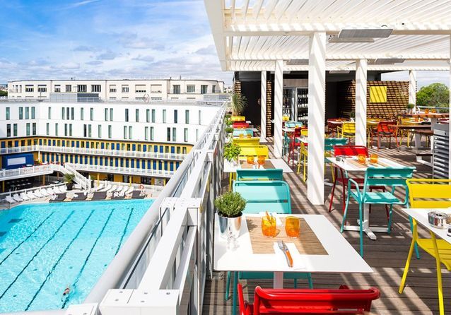 Rooftop du Molitor à Paris, piscine et tables colorées