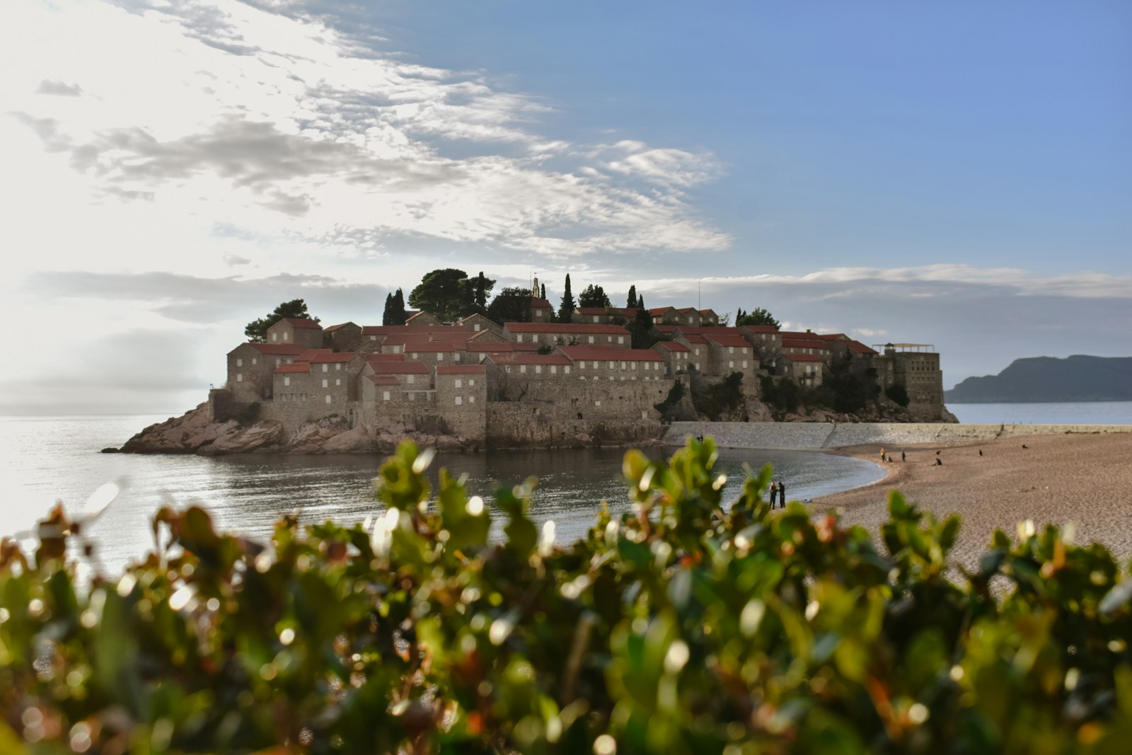 Domaine historique au bord de l'eau avec montagnes