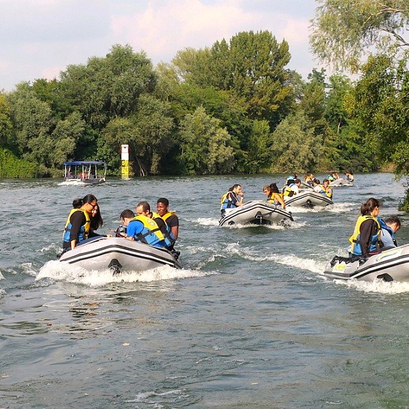 Équipes en rafting lors d'un team building sur la rivière