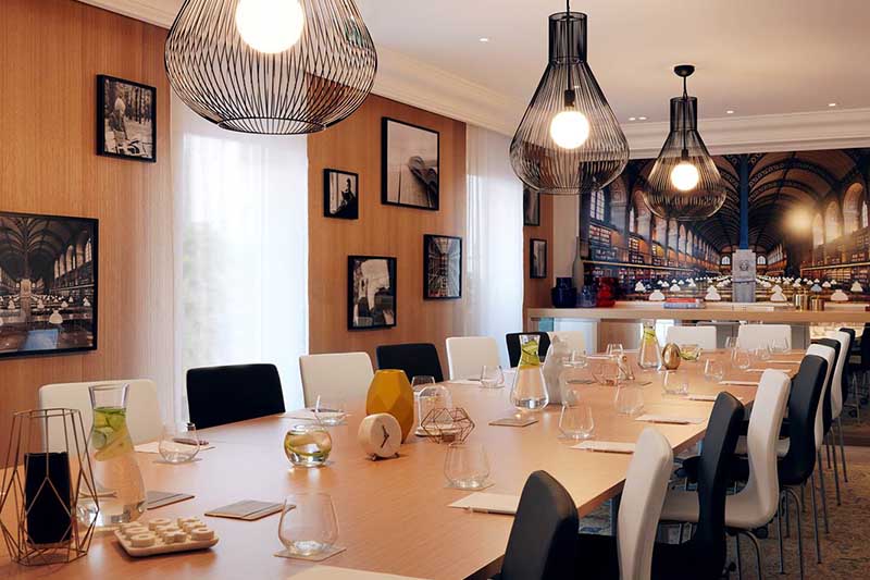 Salle préparée pour un séminaire d'entreprise