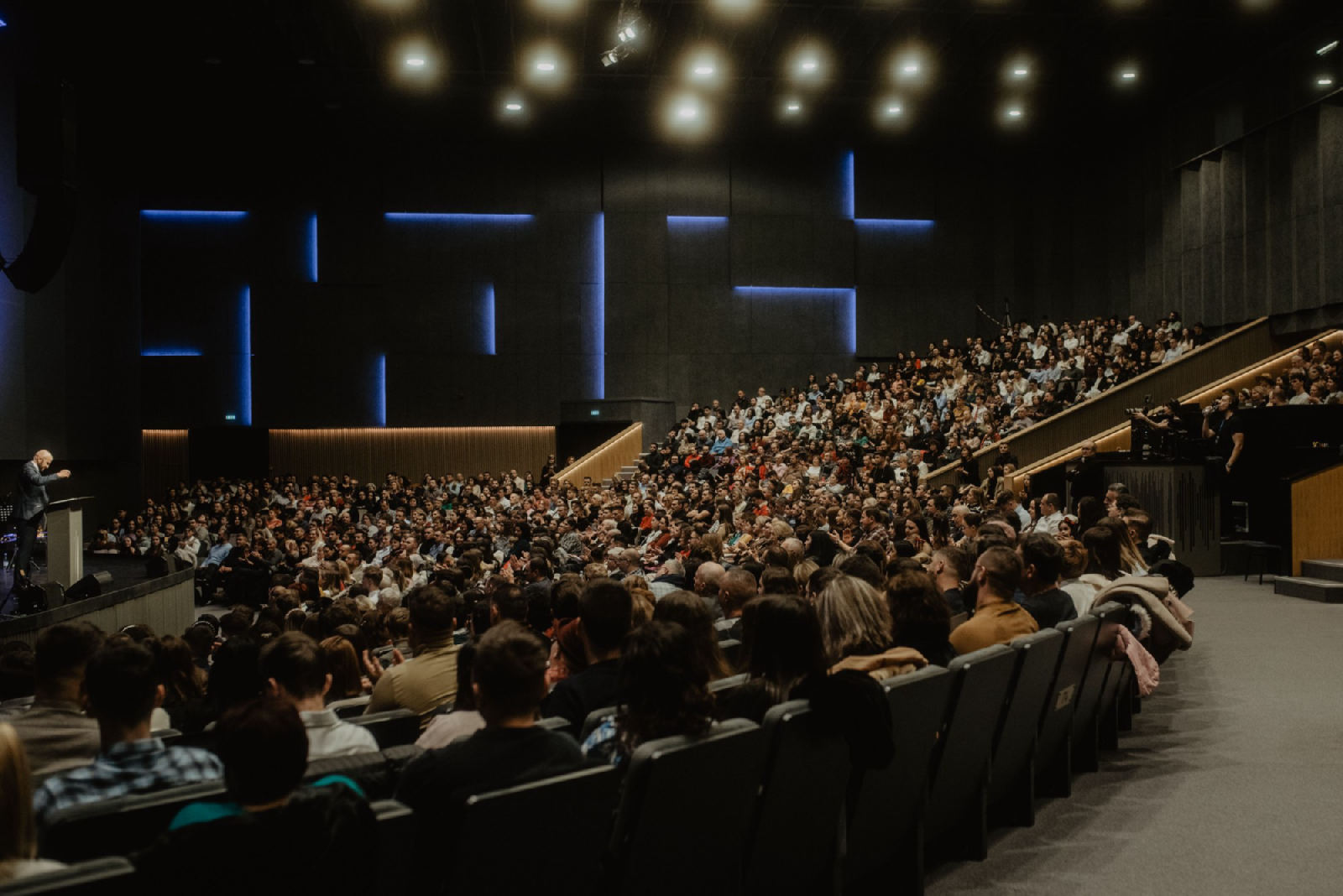 Plénière de convention, scène éclairée en bleu