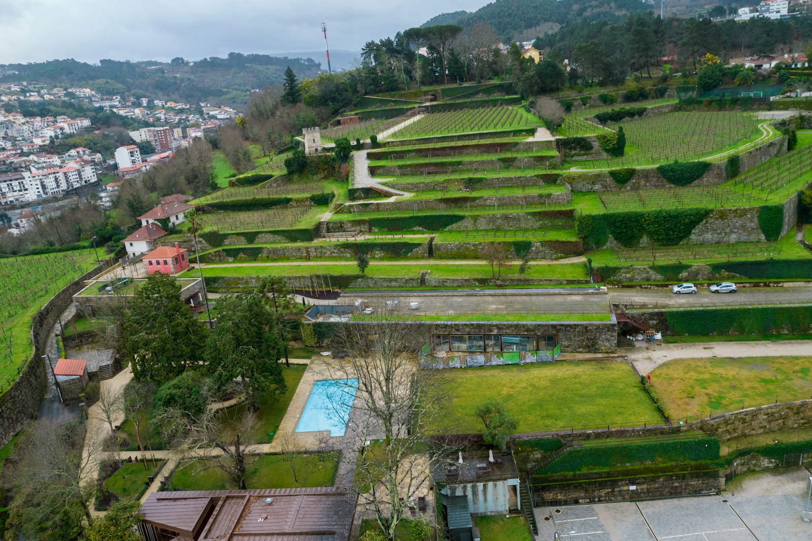Domaine et piscine au milieu des vignes