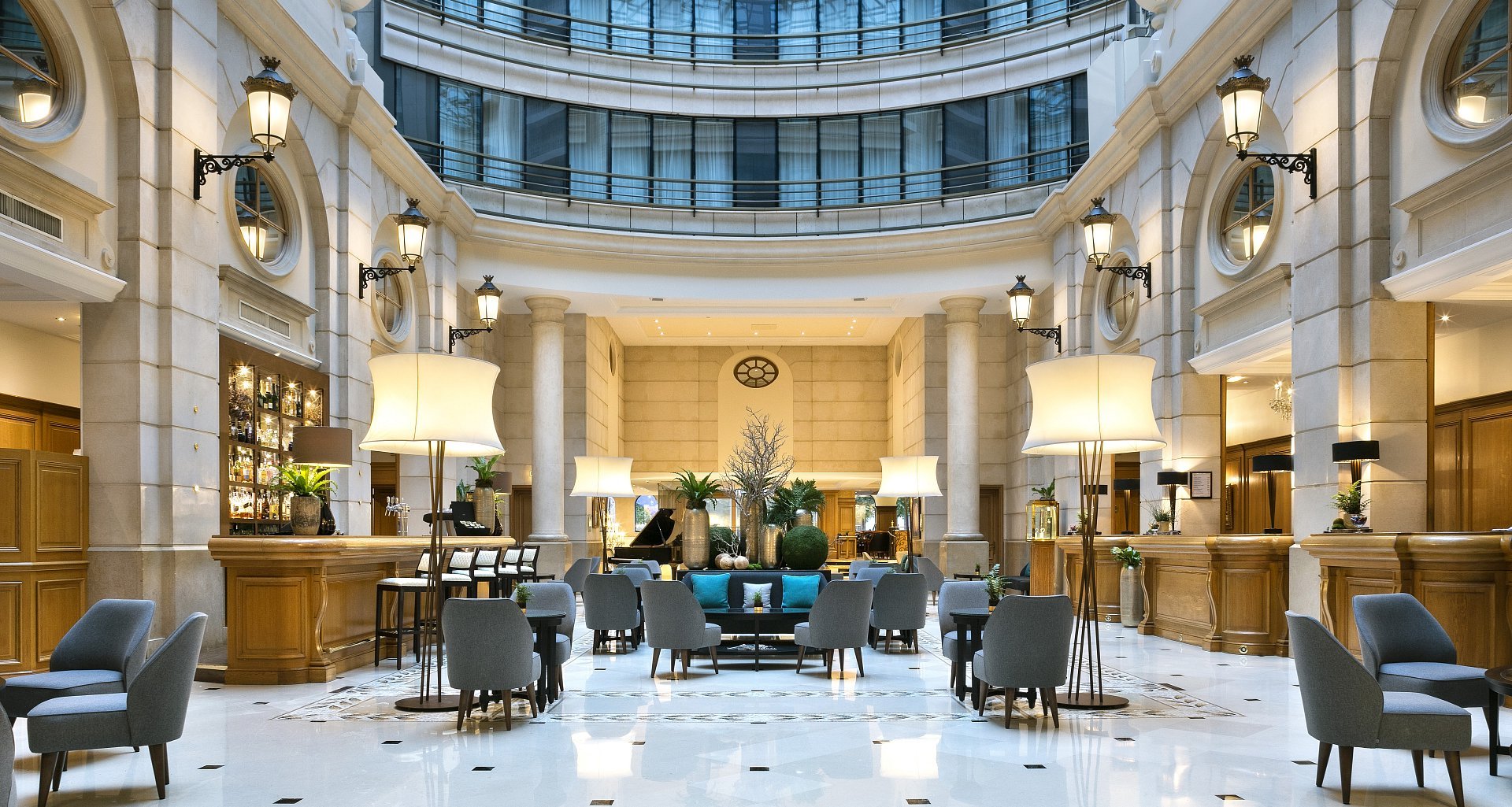 Atrium majestueux d'un palace parisien